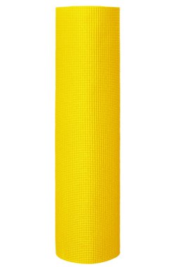 Beyaz arkaplanda dikey olarak izole edilmiş sarı yoga minderi.