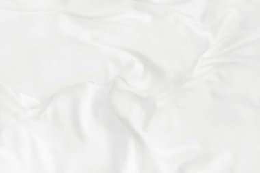 Beyaz battaniye dokusu ve yatak odasında kırışık ya da dağınık yatak örtüsü..