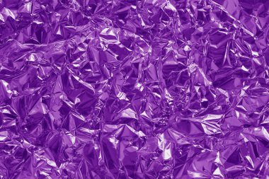 Mor folyo dokusu arkaplanı, buruşuk ve dalgalı ambalaj kağıdı deseni.