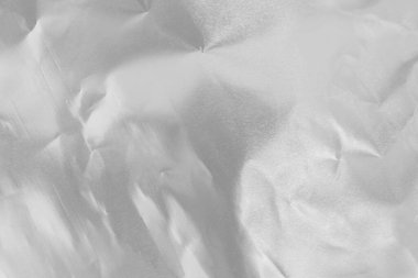 Parlak gümüş folyo dokusu, buruşuk ve dalgalı ambalaj kağıdı deseni.