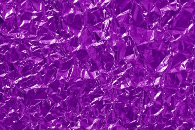 Mor folyo dokusu arkaplanı, buruşuk ve dalgalı ambalaj kağıdı deseni.