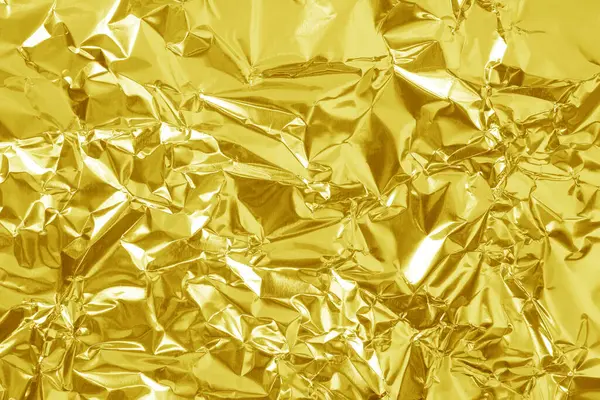 Parlak altın folyo desenli arka plan, buruşuk ve dalgalı sarı ambalaj kağıdı deseni.