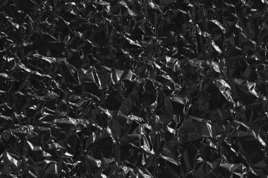 Parlak siyah folyo dokusu, buruşuk ve dalgalı ambalaj kağıdı deseni.