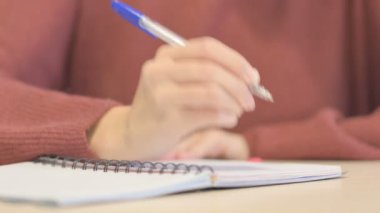 Ofiste Yazan Kadın Eller 'in Kapanışı