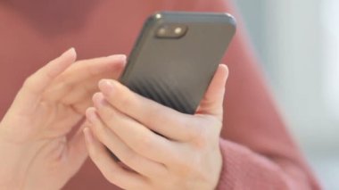 Akıllı Telefon Kullanan Kadın Elleri Kapat