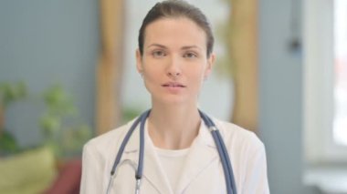 Genç Doktor 'un portresi Başparmaklarını kaldırıyor.