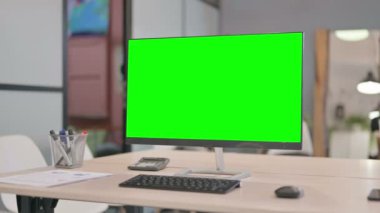 Ofiste Yeşil Ekranlı Bilgisayar, Krom Anahtarı