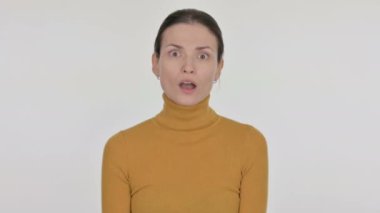 Şok olmuş Genç Kadın Beyaz Arkaplanda Korku içinde 