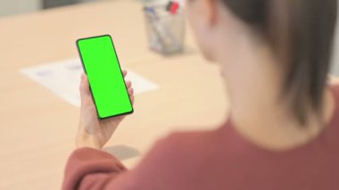 Krom Anahtarlı Akıllı Telefon Kullanan Genç Kadın