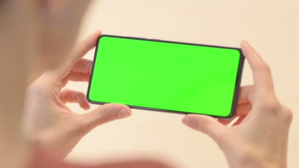 Крупный План Молодой Женщины Держащей Смартфон Зеленым Экраном — стоковое видео