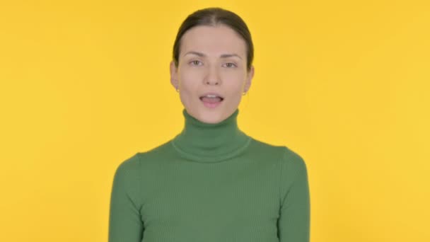 Goedkeuring Door Jonge Vrouw Schuddend Hoofd Gele Achtergrond — Stockvideo