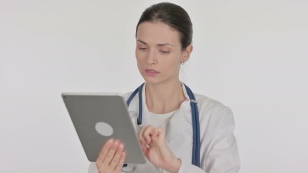 Ung Kvinnlig Läkare Med Hjälp Digital Tablett Vit Bakgrund — Stockvideo