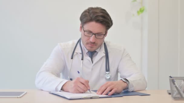 Középkorú Orvos Orvosi Jelentés Írása Papírmunka — Stock videók