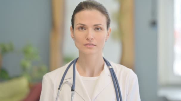 Porträtt Ung Kvinnlig Doktor Förnekelse Restriction — Stockvideo