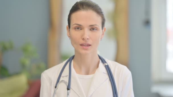 Retrato Una Joven Doctora Sonriendo Ante Cámara — Vídeos de Stock