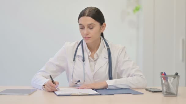 Genç Kadın Doktor Tıbbi Rapor Yazıyor Evrak Şleri — Stok video