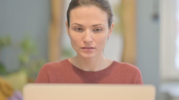 Dizüstü Bilgisayarda Çalışan Genç Kadın Başparmaklarını Kapat — Stok video