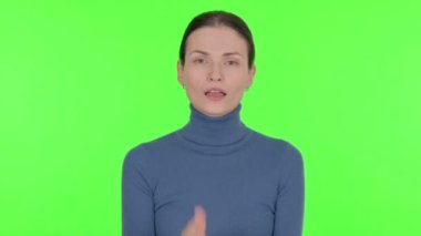 Yeşil Arkaplanda Uçan Öpücük Veren Genç Kadın 