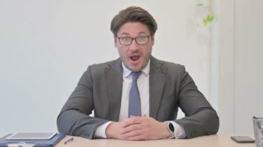 Ofisteki Başarıyı Kutlayan Ortaçağ İşadamı Portresi 