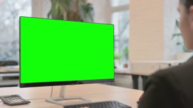 Genç İşkadını Yeşil Ekranlı Krom Anahtar Monitörü Kullanıyor