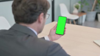 Yeşil Ekran ile Akıllı Telefon kullanan İşadamının Kapanışı 