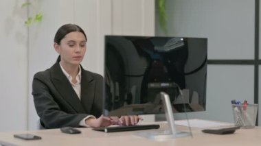 Masaüstü Bilgisayarı kullanırken Öksüren Genç İş Kadınları 