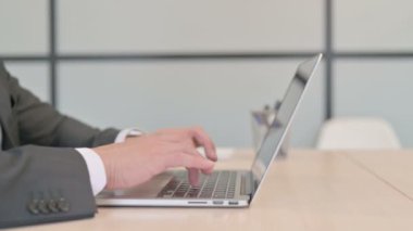 Dizüstü bilgisayarda Yazan İşadamı Yan Görünümü