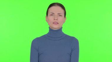 Yeşil Arkaplanda Reddedilen Genç Kadın 