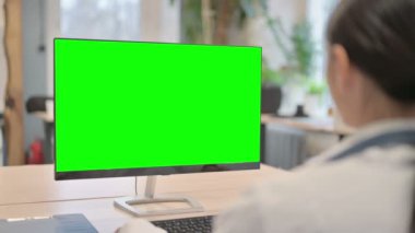 Genç Kadın Doktor Yeşil Ekranlı Krom Anahtar Monitörü Kullanıyor