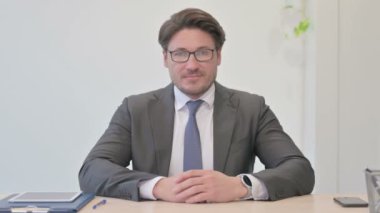 Orta Çağ İşadamı Portresi Ofisteki Kameraya Gülümsüyor