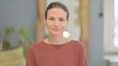 başparmak kadar gösteren genç bir kadın portresi