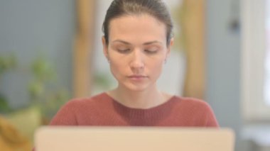 Ofiste dizüstü bilgisayarda yazan Genç Kadının Kapanışı