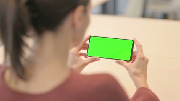 Крупный План Молодой Женщины Смотрящей Смартфон Зеленым Экраном — стоковое видео
