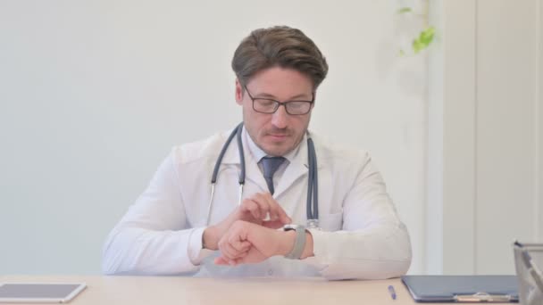 Medico Mezza Età Utilizzando Smart Watch Clinica — Video Stock
