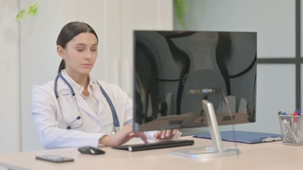 Ung Kvinnlig Doktor Ler Mot Kameran Jobbet Kliniken — Stockvideo