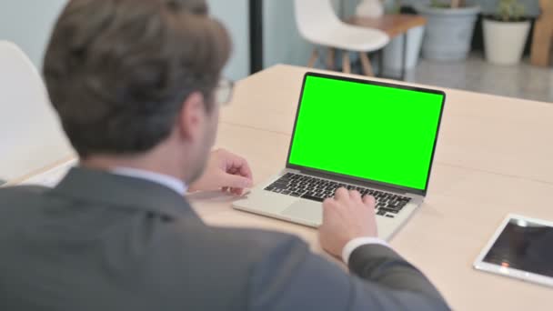 Üzletember Dolgozik Laptop Zöld Képernyő Chroma Kulcs — Stock videók