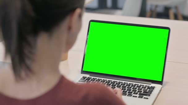 Крупный План Молодой Женщины Работающей Над Ноутбуком Экраном Chroma Key — стоковое видео