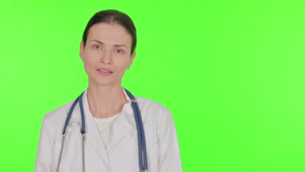 Νεαρή Γυναίκα Γιατρός Εμφάνιση Στο Πλάι Πράσινο Φόντο — Αρχείο Βίντεο