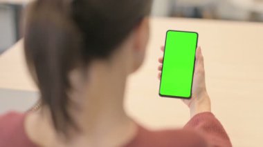 Yeşil Ekran ile Akıllı Telefon Kullanan Genç Kadın 