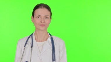 Genç Kadın Doktor Yeşil Arkaplanda Tarafını Gösteriyor 