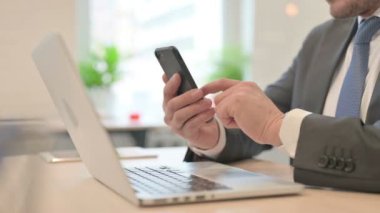 Smartphone üzerinde çalışan İşadamının Kapanışı
