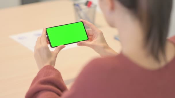 Mujer Joven Mirando Smartphone Con Llave Croma — Vídeos de Stock