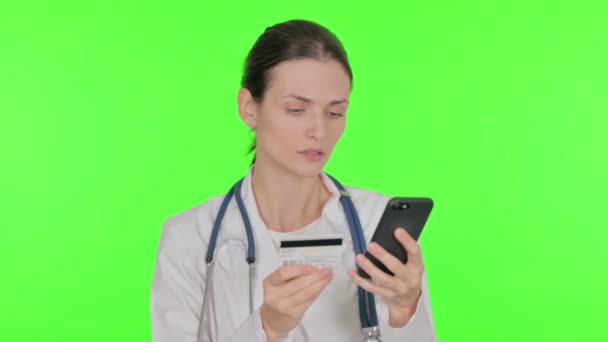 Νεαρή Γυναίκα Γιατρός Ψώνια Απευθείας Σύνδεση Στο Smartphone Πράσινο Φόντο — Αρχείο Βίντεο