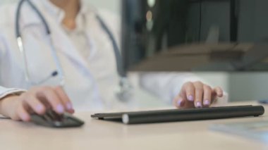 Klinikteki Masaüstü Bilgisayarı 'nda çalışan Genç Kadın Doktorun Kapanışı