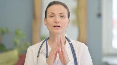 Çevrimiçi Video Sohbetinde Genç Bayan Doktor Konuşuyor