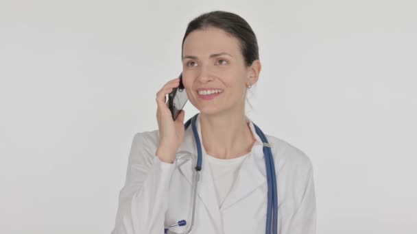 Jovem Médica Falando Telefone Fundo Branco — Vídeo de Stock