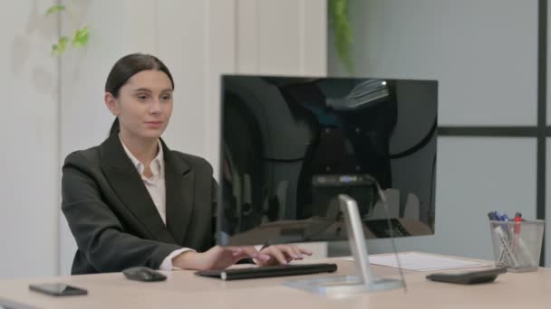 Thumbs Young Businesswoman While Using Desktop Computer — Stock Video