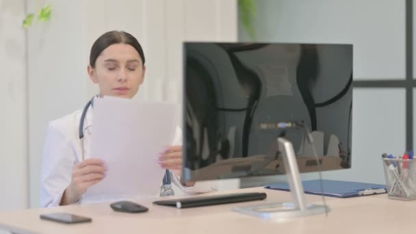 Молодая Женщина Врач Делает Бумажную Работу Используя Компьютер — стоковое видео
