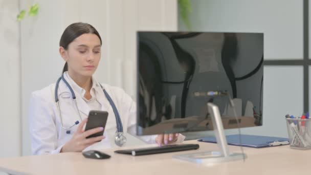 Doctora Joven Usando Smartphone Computadora Escritorio — Vídeos de Stock