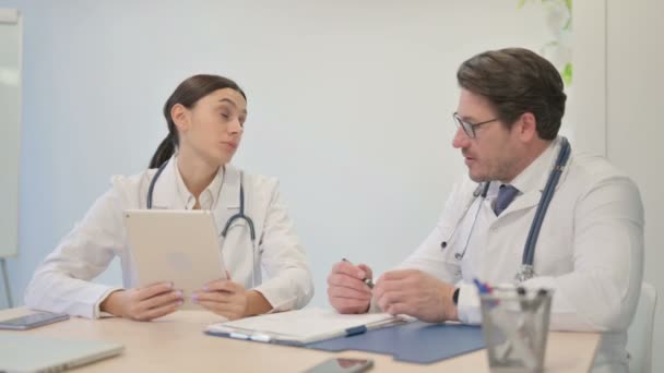 여의사 나누며 의료보고 — 비디오